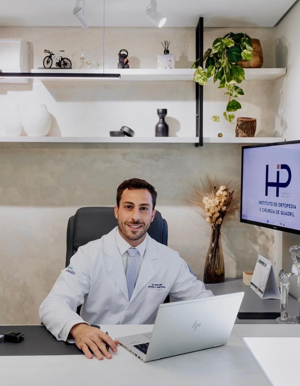 Dr. Pedro Hamra no consultório