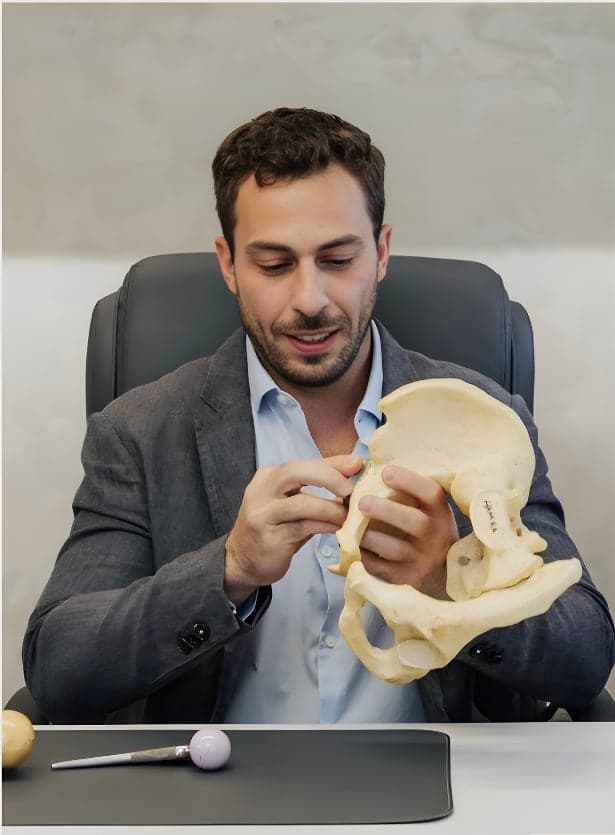 Explicação com modelo anatômico da pelve